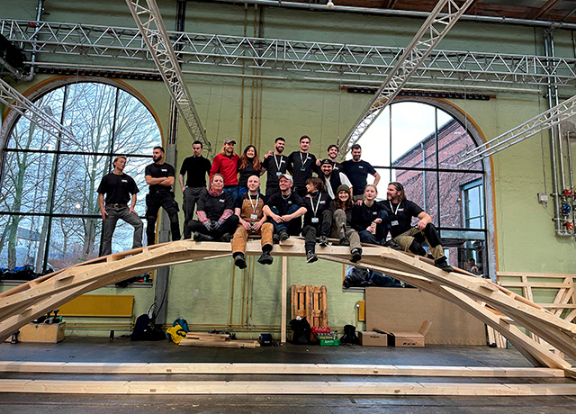 Billede fra festivalen HÅNDVÆRK, hvor tømrerlærlinge byggede en selvbærende da Vinci-bro.